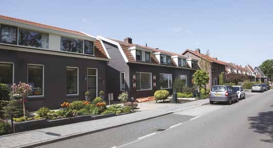 12 welstand in Buitengebied-Noord 12 Langs de Oostermeerweg staan woningen met een grote variatie in aan- en uitbouwen en dakvormen.
