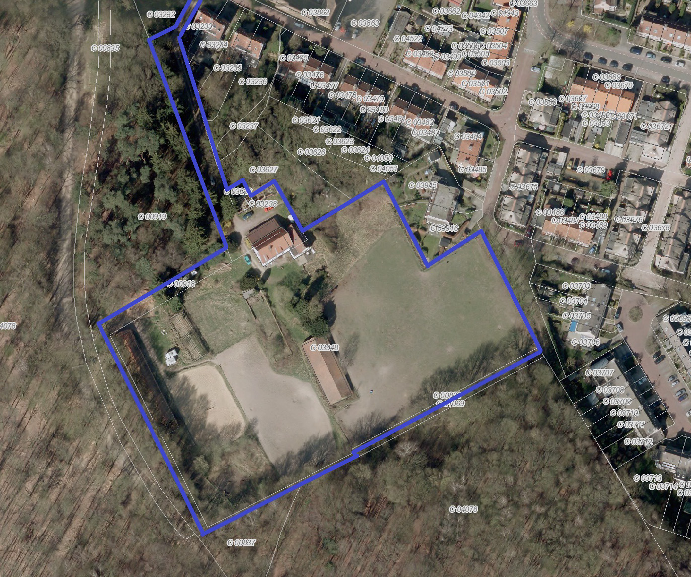 ANALYSE B C D A B D B D Noorderlaan Tuinlaan A = B = C = D = E = De woning met twee wooneenheden staat voor aan het toegangspad naar het erf.