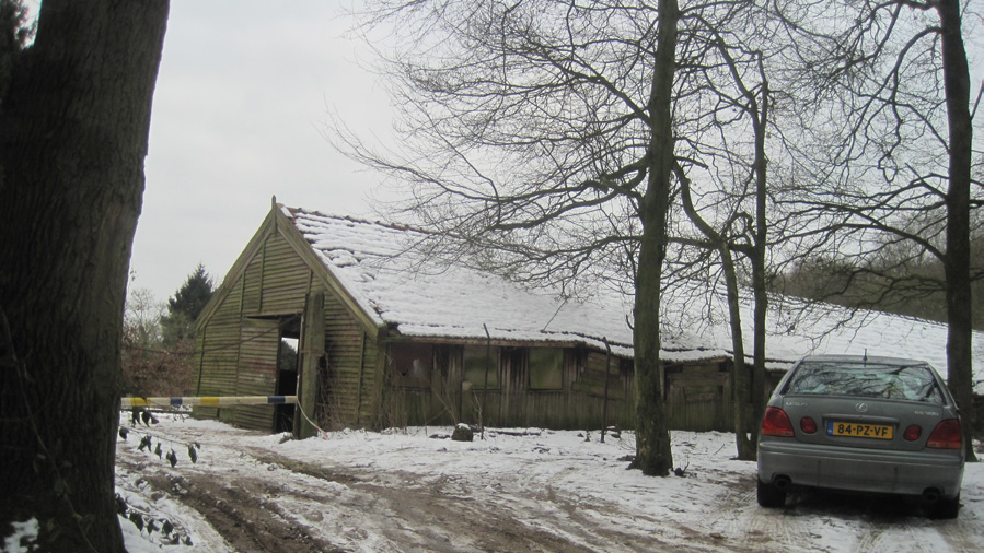 De bedrijfswoning heeft twee wooneenheden. De uitstraling doet denken aan andere gebouwen op het voormalige landgoed Duno zoals de boswachterswoning en de het poortgebouw.