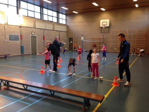Clinic Badminton Op maandag 2 februari verzorgden leden van de Badminton vereniging uit s-heerenberg (samen met onze stagiaires) een clinic voor de groepen 3