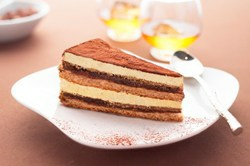 COM Het verhaal De is een diepgevroren voorgesneden taart gemaakt volgens origineel receptuur van in koffie geweekte chocoladebiscuit met room, mascarpone kaas en marsala wijn.