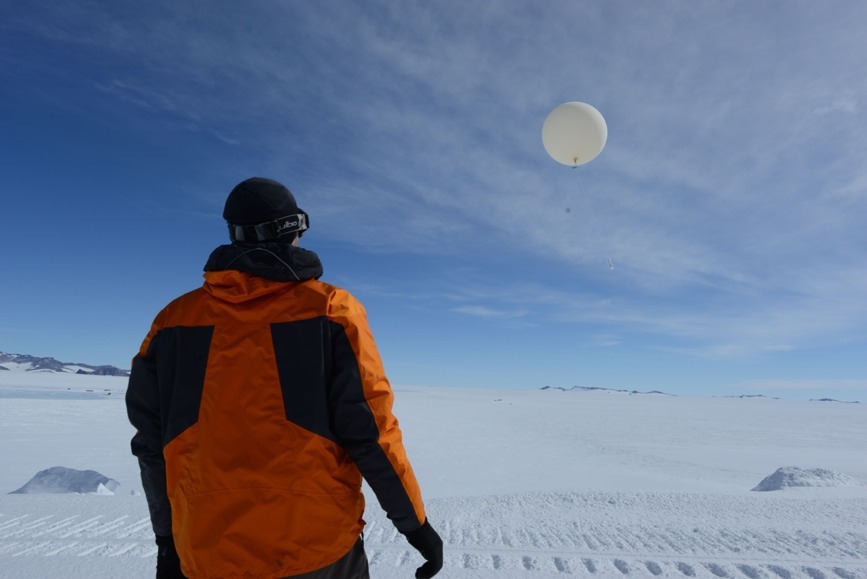 VRAAG 08 / 10 ELKE DAG LATEN DE METEOROLOGEN EEN BALLON OP, DIE EEN HOOGTE VAN 20 TOT 30 KM KAN BEREIKEN. WAAROM?