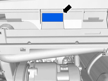 IMG-327943 18A Afbeelding A Trek de bumperafdekking aan de onderkant een stuk naar voren, zodat de geleiders aan de bovenkant van de koelconsole bereikbaar worden.