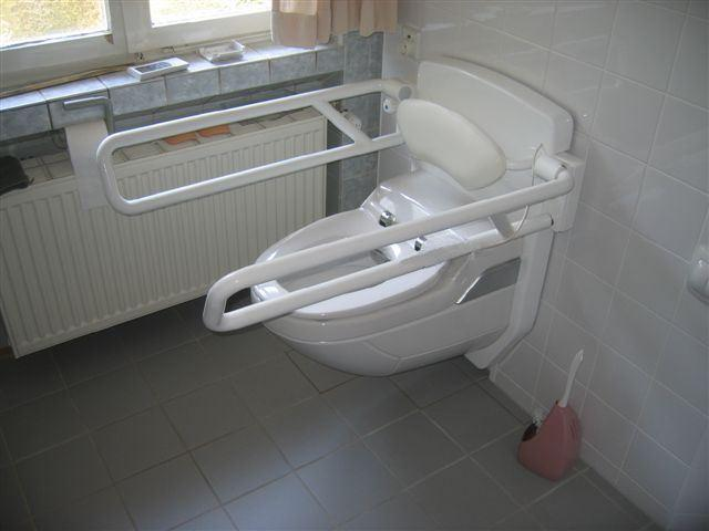 Sanmedi toiletlift inbouwsysteem, TL-260 Care of TL-270 Care+ TL-260 Sanmedi elektrisch in hoogte verstelbaar toilet, geschikt voor inbouw, inclusief standaard toiletsteunen.
