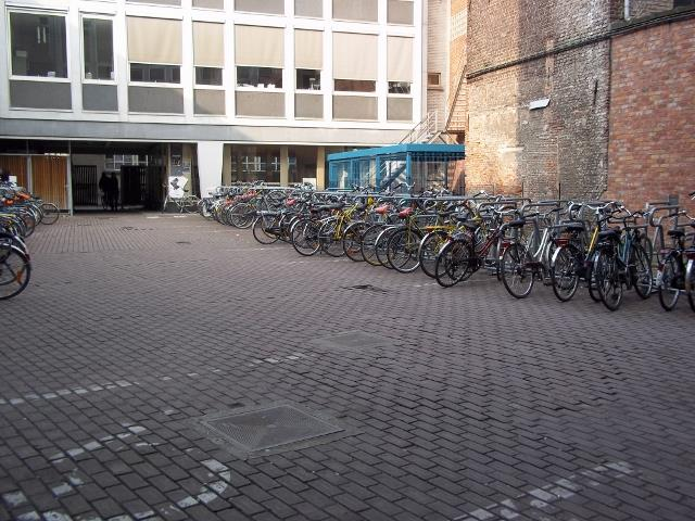 Foto 9: Binnenpleintje Universiteitstraat, 266 verplaatste fietsenstallingen