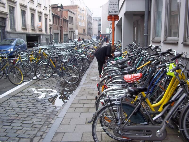 worden bovendien meer benut dan de fietsenrekken die naar het voetpad gedraaid staan. Op drukke momenten zijn er meer dan honderd fietsenstallingen tekort in de Universiteitstraat.