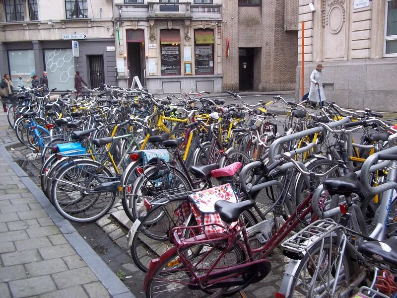 Foto 12: Universiteitstraat: losse fietsen onreglementair gestald op parkeerplaats (telling 13/11, 14u30) Ook elders zijn er geregeld losgeplaatste fietsen te zien (zie foto 12: cafetaria).