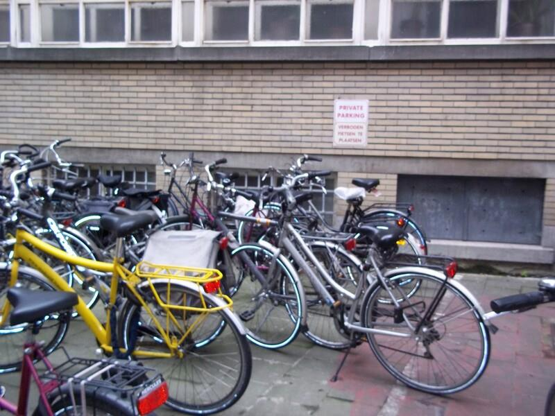 Foto 15: Losgeplaatste fietsen Paddenhoek bij private parking (13/11, 14u30) Foto 16: Losgeplaatste fietsen