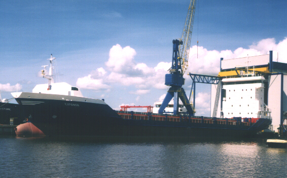 (foto's: Teun van der Zee, Maassluis) EXPANSA 9234422 (NB-75) 19-4-2001 bij Scheepswerf Bijlsma B.V., Lemmer te water gelaten (opgedreven), 2-6-2001 opgeleverd aan Scheepvaartbedrijf m.s. "Expansa" C.