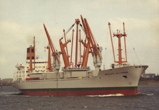 MERWEZOON 9195896 (NB-75) 22-4-2001 uitdokken, 25-4-2001 proefvaart, 27-4-2001 vertrokken van Delfzijl naar Rotterdam, 28-4-2001 overdracht te Rotterdam.