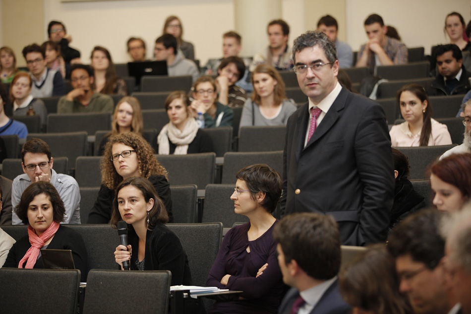 De lezing vond plaats in de Grote Aula.