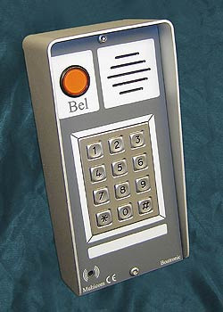 Inleiding De Multicom is een uniek toegangscontrole systeem dat is voorzien van een deurintercom.