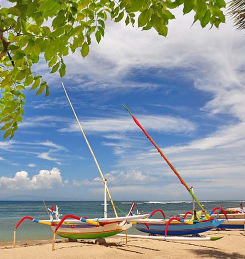 U ziet hier ook nog veel Balinezen gebruik maken van het strand, de kampungs liggen direct achter de hotels. Sanur kent diverse uitstekende restaurants in typisch Balinese sfeer.