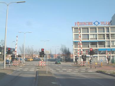 De sluitingen duren kort en er is geen spreiding van sluitduur. Vanwege de naastliggende VRI s is de snelheid van het wegverkeer laag.