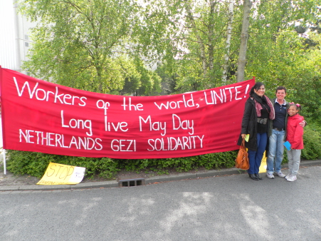 Spandoek van de groep Gezi Solidariteit