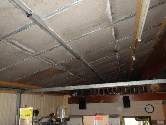 Asbestinventarisatie (type A) Monstercode Plaats van voorkomen Materiaal M2/M3 dak aanbouw Hoeveelheid ± 75 m² Bevestiging Percentage en type asbest
