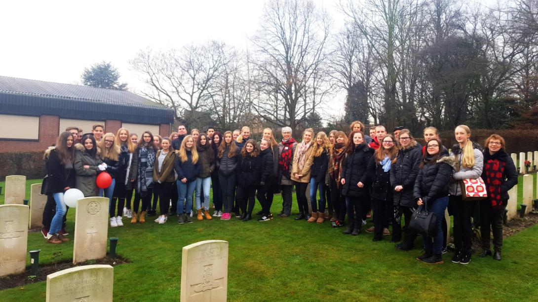 Scholieren van het Romboutscollege hebben samen met Duitse studenten het Brits militair oorlogskerkhof in Brunssum bezocht.