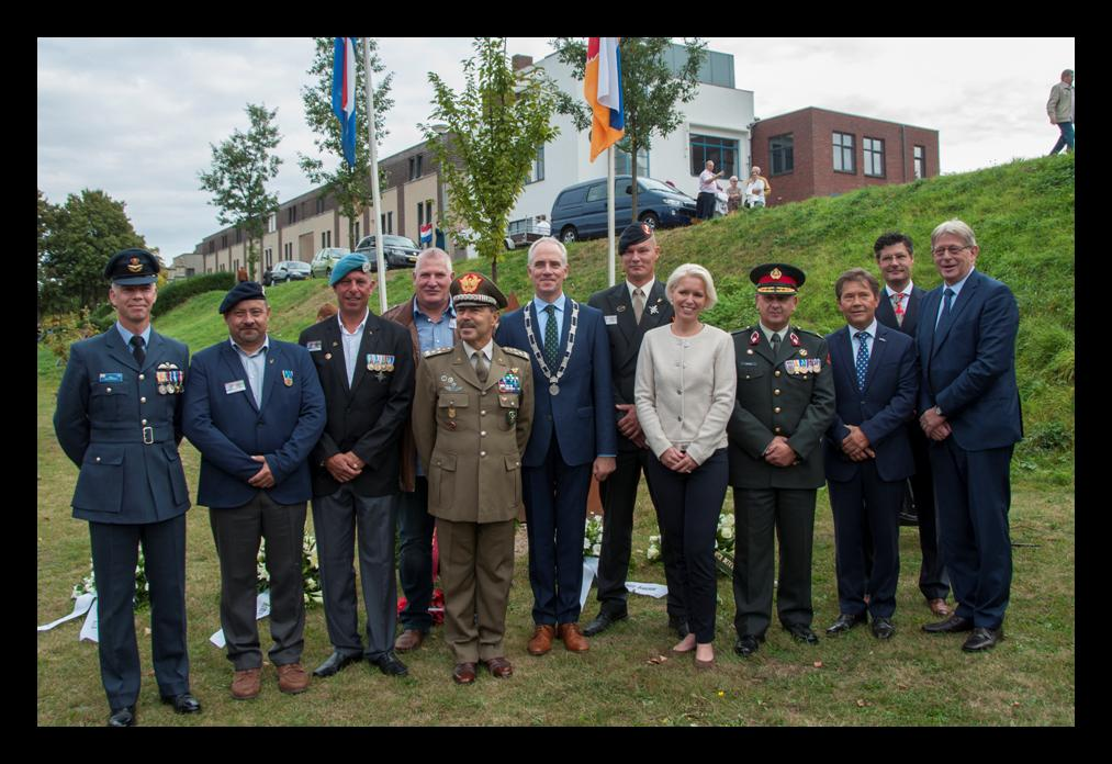 Wing Commander James Lafferty (on behalf of the British Embassy in the Netherlands), Hans Stigter (Veterans Brunssum), Remko Lust