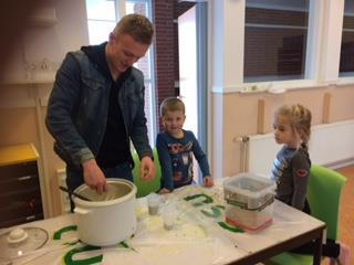 Uit de groepen -------- GROEP 1A ------- Wat een feestje is dit weer! Wel koud maar met alle winterkleding aan is het toch echt genieten.