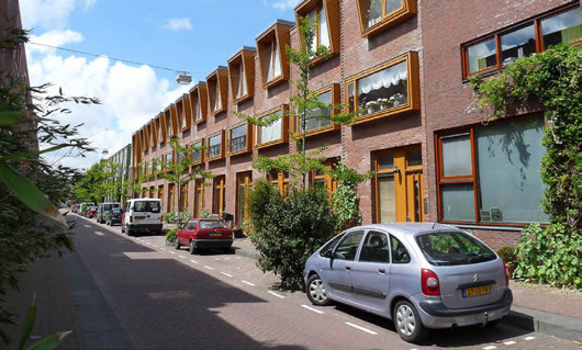 Kleinere rijen De grachtengordel is een goed voorbeeld van zelfbouw. Zo ook de Watergraafsmeer waar individueel ontwikkelde huizen samen een straatwand vormen.