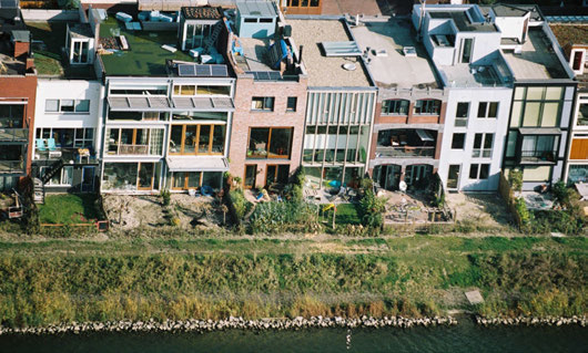 Begin 2000 startte de bouw op IJburg waar in de eerste fase twee grote eilanden ontwikkeld werden.