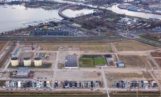 Transformatie van het terrein Bij Buiksloterham, een industrieterrein in Amsterdam-Noord, is zelfbouw ingezet voor de transformatie van het terrein. Het eerste deel werd in 2011 op de markt gebracht.