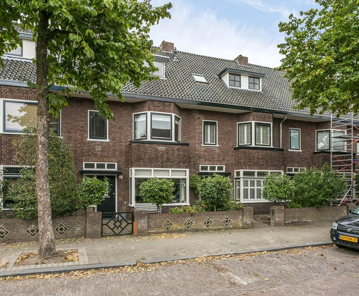 Fraaie erkerwoning met berging.