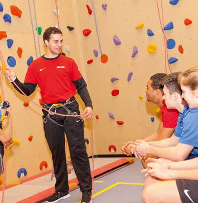 De opleiding Tijdens de opleiding leer je om verschillende sporten te beoefenen, zodat je later deze sporten kan begeleiden. Je leert ook hoe je wedstrijden, toernooien en evenementen kan organiseren.