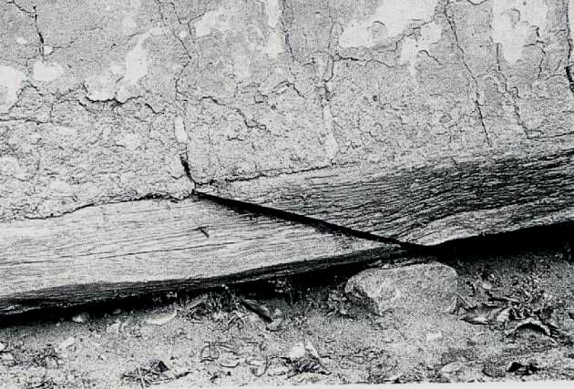 Figuur 9 Utrecht-Coehoorn, eikenhouten balk met schuine las en zaagsporen, vondstnummer 123 ( BIAX Consult).