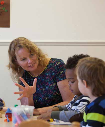 Om de taalontwikkeling van kinderen met TOS te stimuleren, bestaat het taalaanbod op de vroegbehandeling voor deze kinderen bij de NSDSK niet alleen uit gesproken taal, maar uit meerdere