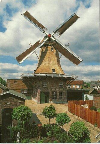 Rechts op een oude zandbult ziet u een windkorenmolen, een ronde stenen stellingmolen uit 1911. Het is de opvolger van een standerdmolen met dezelfde naam.