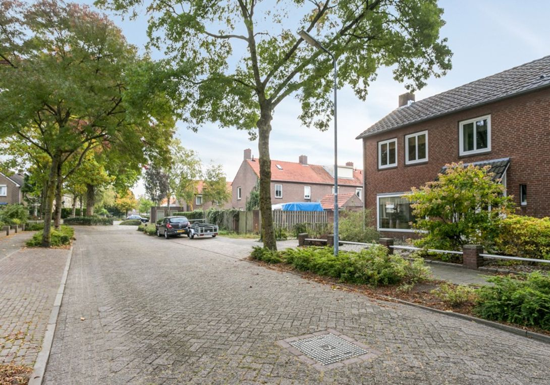 INLEIDING SINT LAMBERTUSSTRAAT 23, 5243 TG ROSMALEN Gelegen in de fijne wijk De Hondsberg, een woonwijk in Rosmalen Noord.