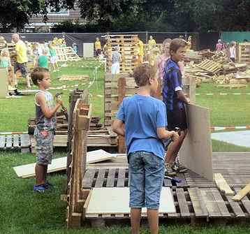 nemen en daarna helemaal schoonmaken; aansluitingen regelen voor water en elektra; pallets op een stapel leggen.