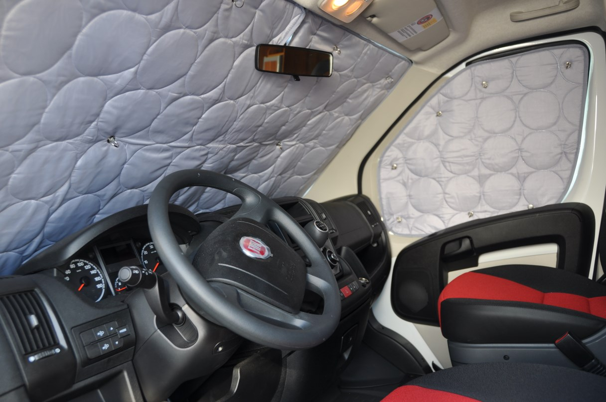 H.T.D. RAAMISOLATIE Isolatie deken verkrijgbaar voor diverse modellen voertuigen. Binnenisolatie welke geplaatst dient te worden achter de voorruit en beide zijruiten van de cabine van het voertuig.