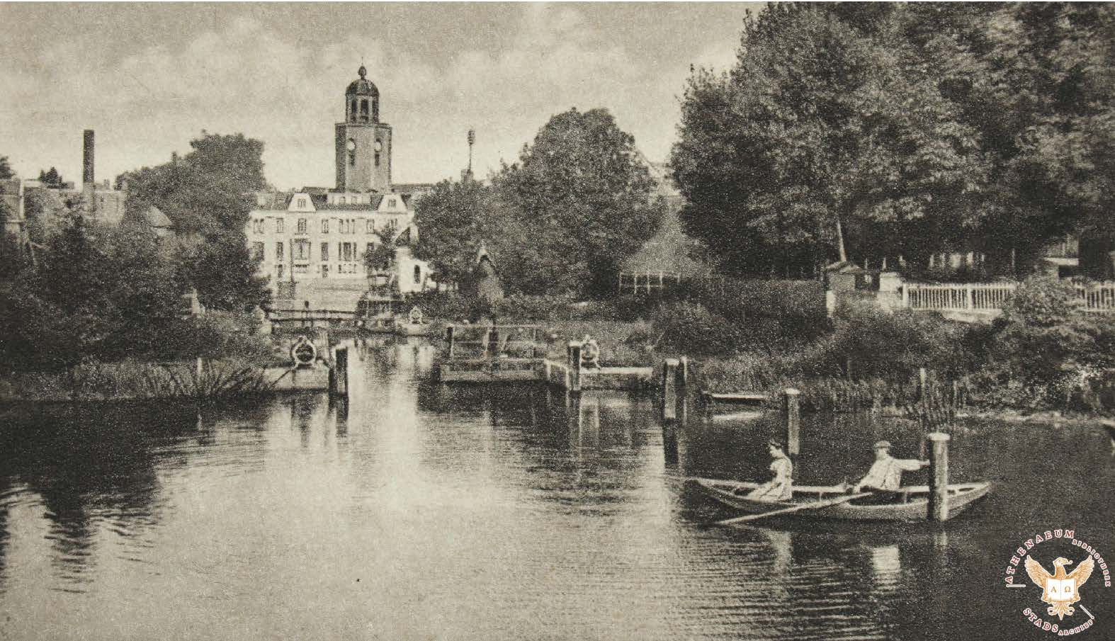 14 Gezicht op de sluizen van Oschner, genoemd naar sluiswachter C.W. Oschner. Daarachter de rij huizen op de Pothoofd.