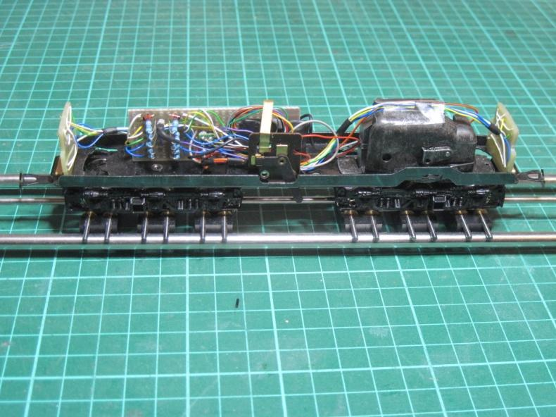 De draag print met de weerstanden en de decoder en de beide printjes met de leds op hun plaats