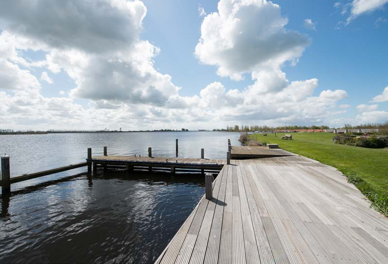 Unieke Kans voor Natuur- en Watersportliefhebbers Direct aan het water gelegen halfvrijstaande villa aan de Wijde Aa in Roelofarendsveen.