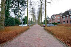 Verzorgde badkamer uitgevoerd in een lichte kleurstelling en voorzien van een ligbad, wastafel en aansluiting voor het toilet.