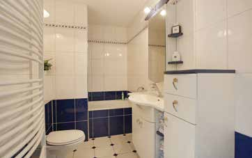 De badkamer (merk Villeroy en Boch) is geheel betegeld en voorzien van een ligbad met douche