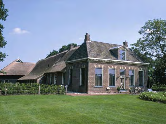 Voorkant boerderij t Ende 3 Chique boerderij Hoe dichter u aan het eind van de wandeling bij t Ende komt, des te meer valt het voorname karakter van het erf op.