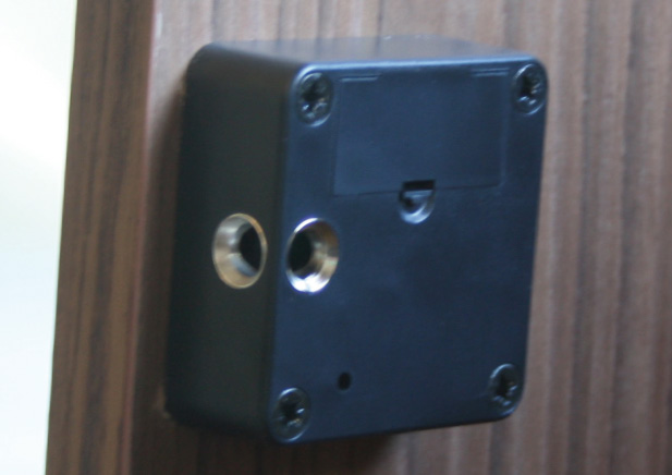 Verschillende opties CHIP LOCK slot Met de CHIP LOCK kan een slot onzichtbaar geplaatst worden aan de binnenzijde van een kast