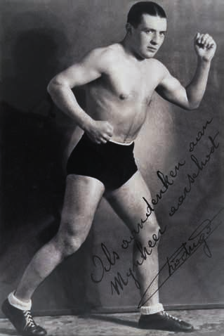 Foto van een dankbare bokskampioen uit het archief van Gust Arschodt, s.d. Archiefbank haar eerste campagne rond sporterfgoed.