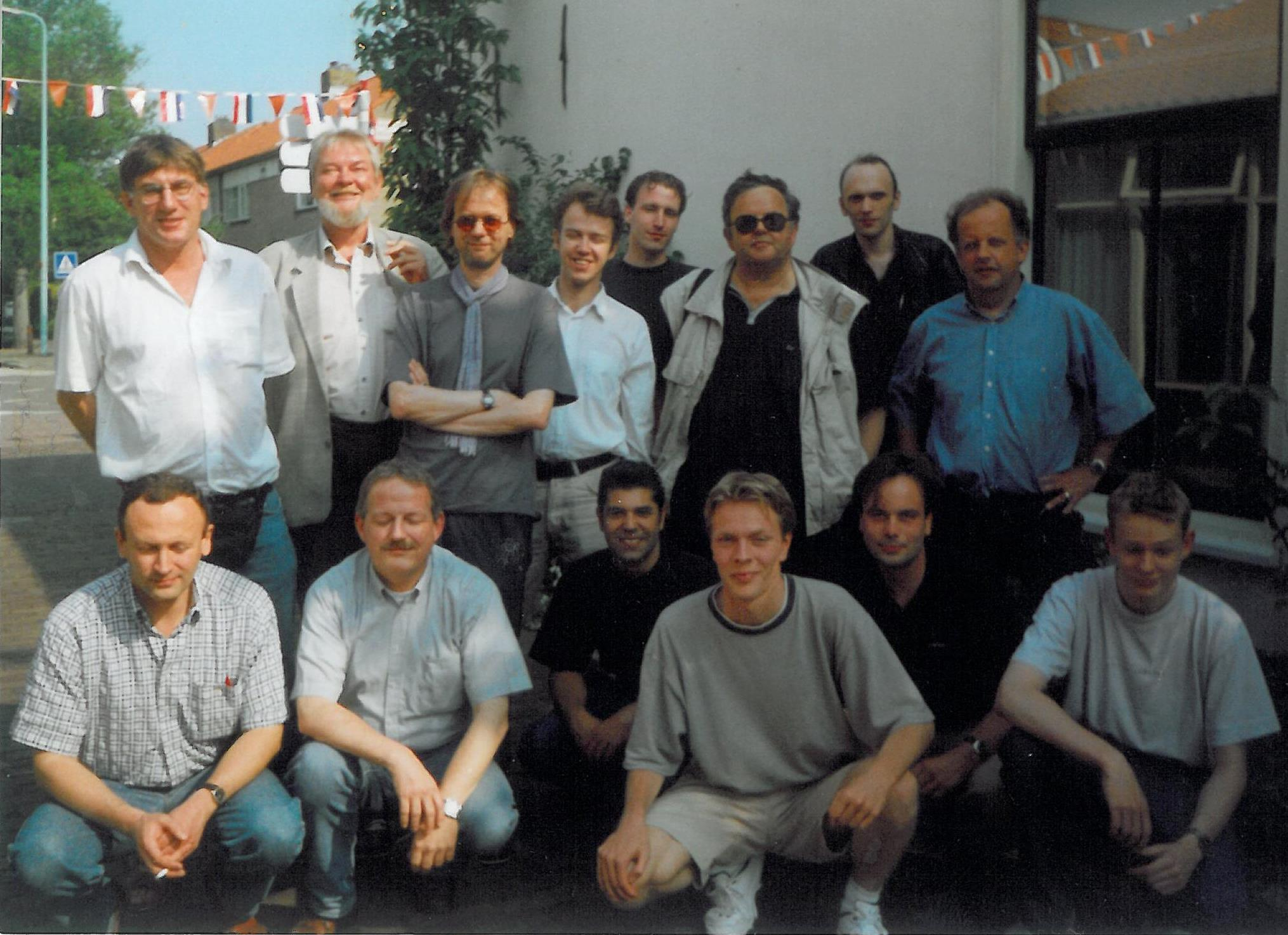 Teamfoto na promotie in seizoen 1999-2000 - Vlnr staand Karel van Delft (teamleider), Hartoch, Kuiper (teamleider), Rowson,