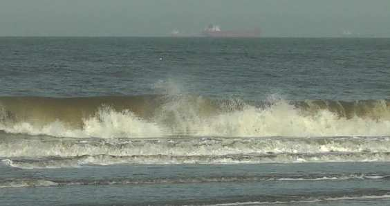 Foto 2.8: Close-out golven op het surfstrand na 12 maart.