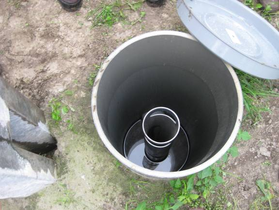 Daarnaast is een grindfilter geplaatst waarin het erfwater infiltreert en wordt afgevoerd naar de pompput om ook te kunnen benutten.