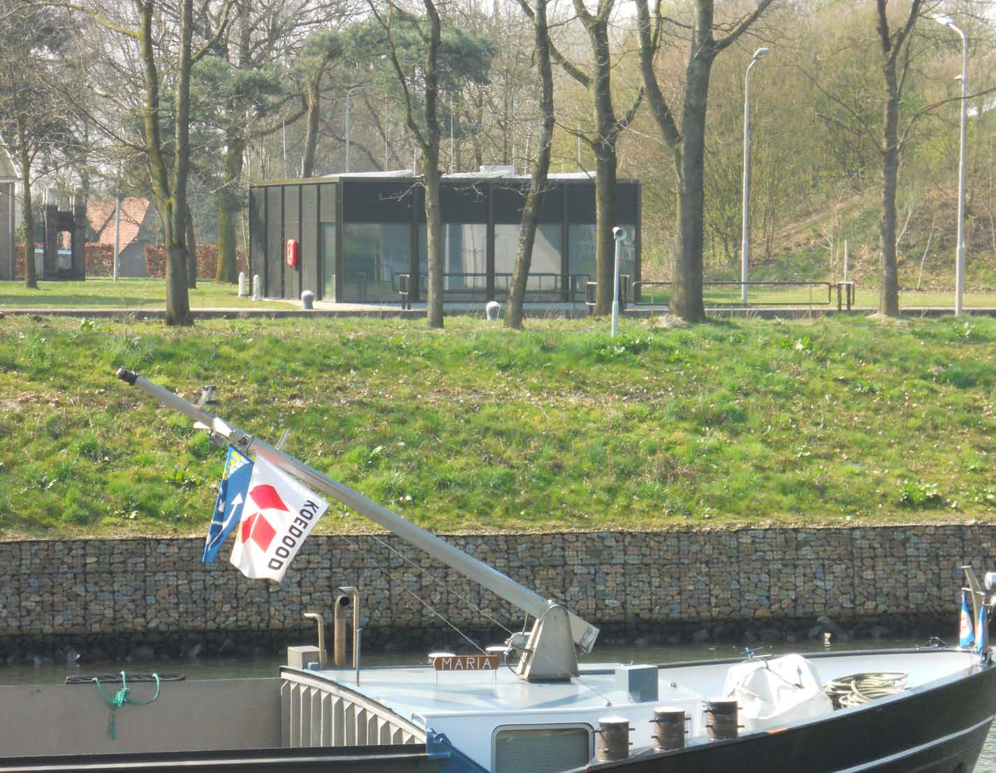 Ambitienota Ruimtelijke Kwaliteit N322 Sluisgebouw Om voor een betere doorstroming van de scheepvaart in de Maasroute te zorgen, is recent een nieuwe keersluis geplaatst naast de bestaande.