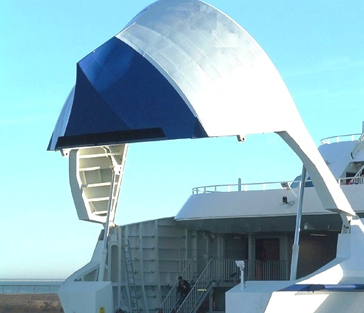 Statica HZS-OE5-NW143 C. Renaets 61 Oef10. Tijdens het laden/lossen van een o-o schip wodt de boegdeu doo 2 telescopische stangen in de gewenste positie omhooggehouden.
