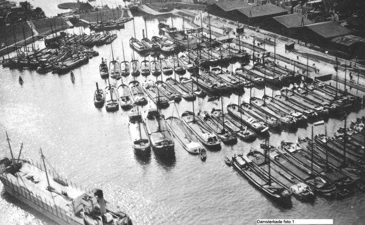 De Handelskade West en de Damsterhaven vormden de kadefuncties van de Handelshaven Delfzijl. Na de tweede wereldoorlog namen de havenactiviteiten toe, vooral na de vestiging van de AKZO fabriek.