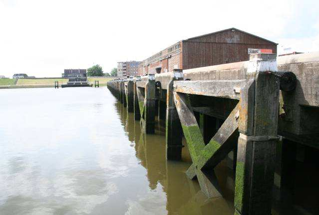 water zouden lopen. De gebouwen op de oude handelskaden, voor zover daar geen hergebruikbestemming voor werd gevonden, zijn gesloopt.