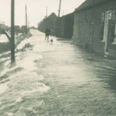 Bron 18: Foto s van de stormvloedramp van 1953 bij Werkendam Ruim 1.800 mensen kwamen om het leven tijdens de watersnoodramp van 1953 in Nederland.